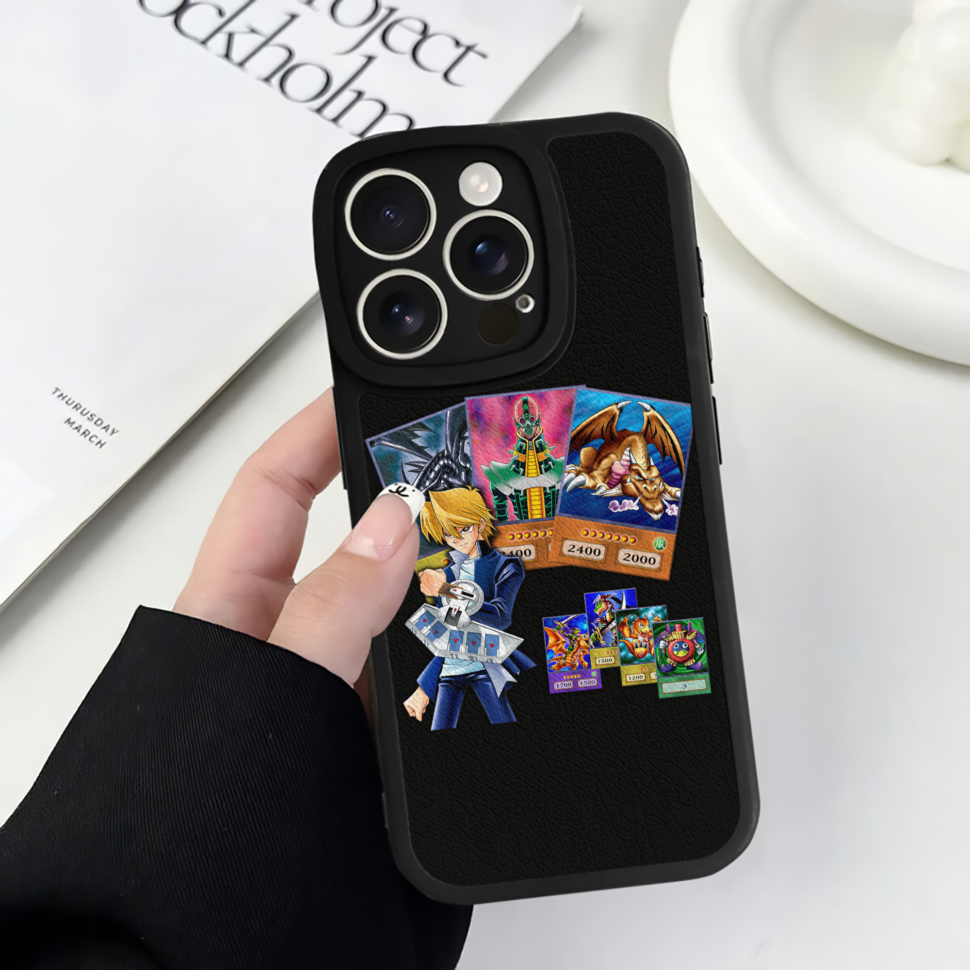 （画像用） 遊☆戯☆王 Yu-Gi-Oh! 【iPhone 16シリーズ対応】シリコンスマホケース（レザー調） 材質：シリコン